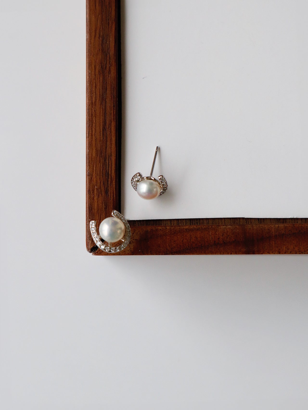 Final Sale: Tiny Horseshoe Pearl Stud Earrings