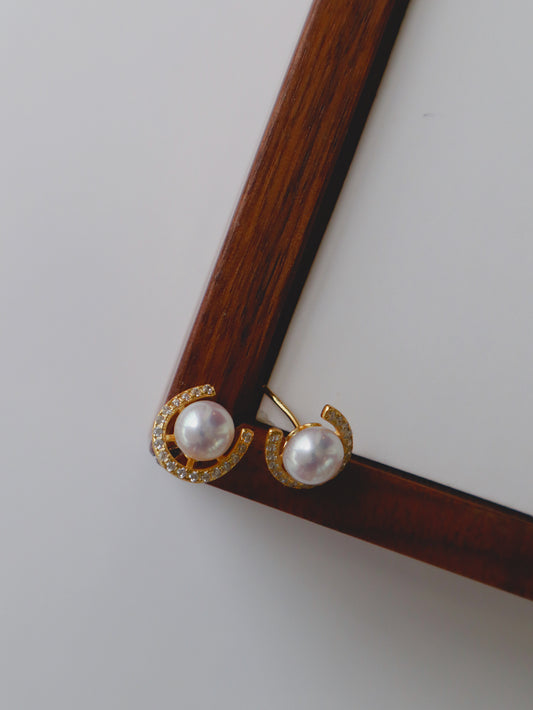 Final Sale: Tiny Horseshoe Pearl Stud Earrings